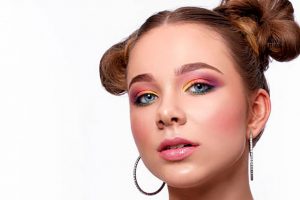 Maquiagem com sombra neon: conheça os detalhes e dicas
