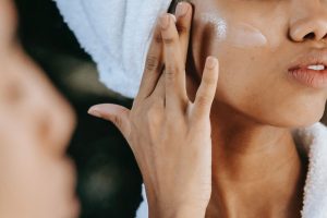 Pele áspera: cuidados e procedimentos para recuperar a pele lisinha