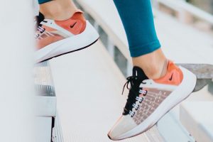 Tênis para caminhada: dicas e cuidados na hora de escolher